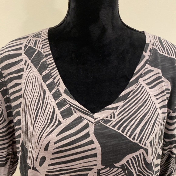 iCantoo Black V-neck Short Sleeve Top with Tan Island Palm Print and Shark Hem - Picture 5 of 10